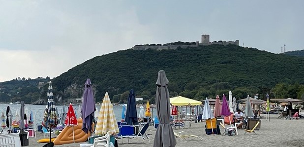 Το ομπρελοδάσος στην παραλία του Νέου Παντελεήμονα